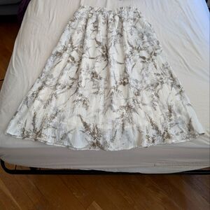 Off-white elastic pleated midi skirt with pockets